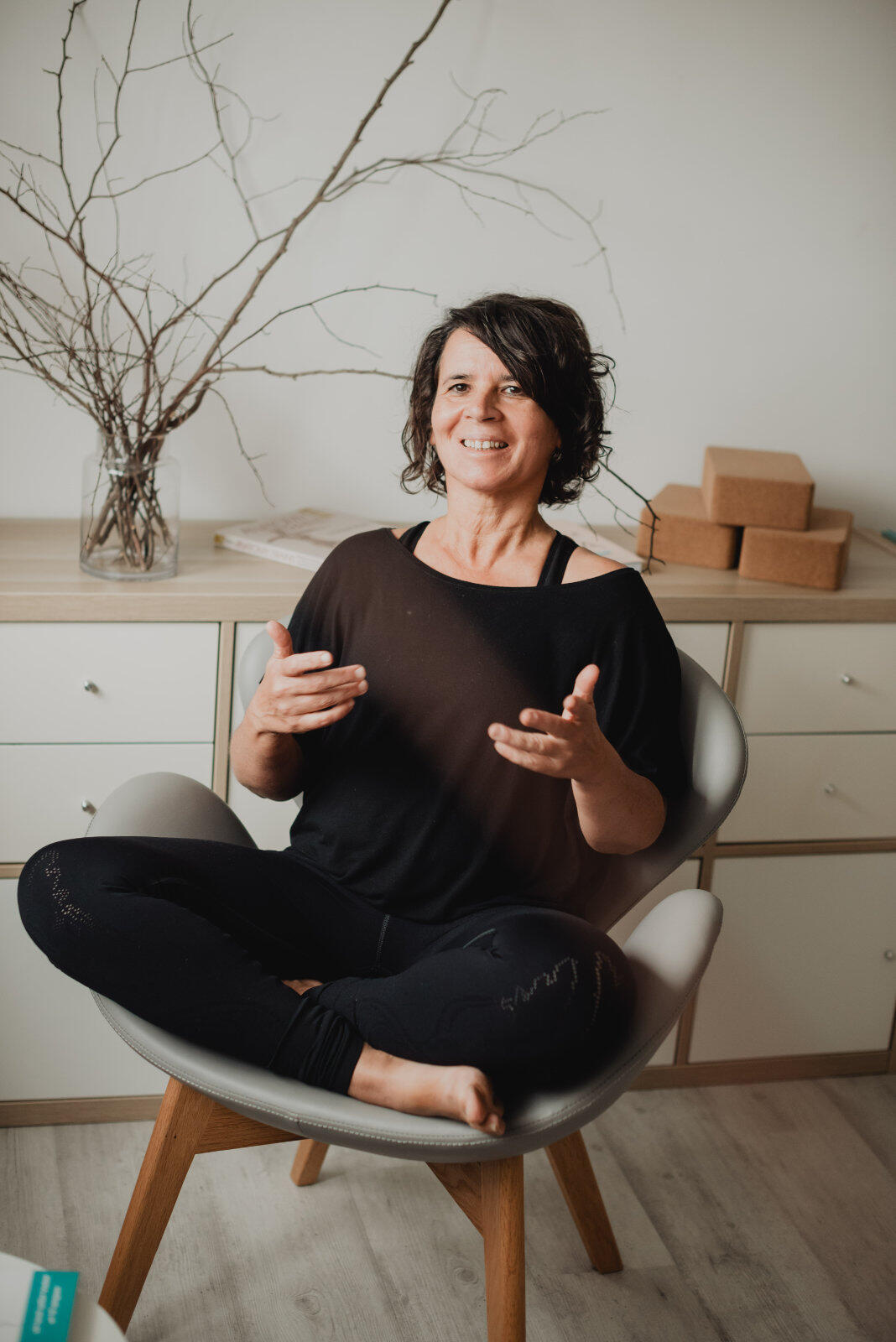 Raquel Devillé, thérapeute spécialiste en stress et trauma Thérapeute spécialiste en stress et trauma avec la méthode TRE, Somatic Experiencing, Brainspotting et Constellations Familiales